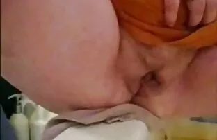 XXX استغرق السائق قبالة سكس كلاب مباشر عاهرة في موقف للسيارات