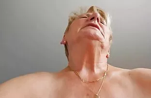 XXX الأشقر الشد بنات تمارس مع حيوانات نفسها مع هزاز